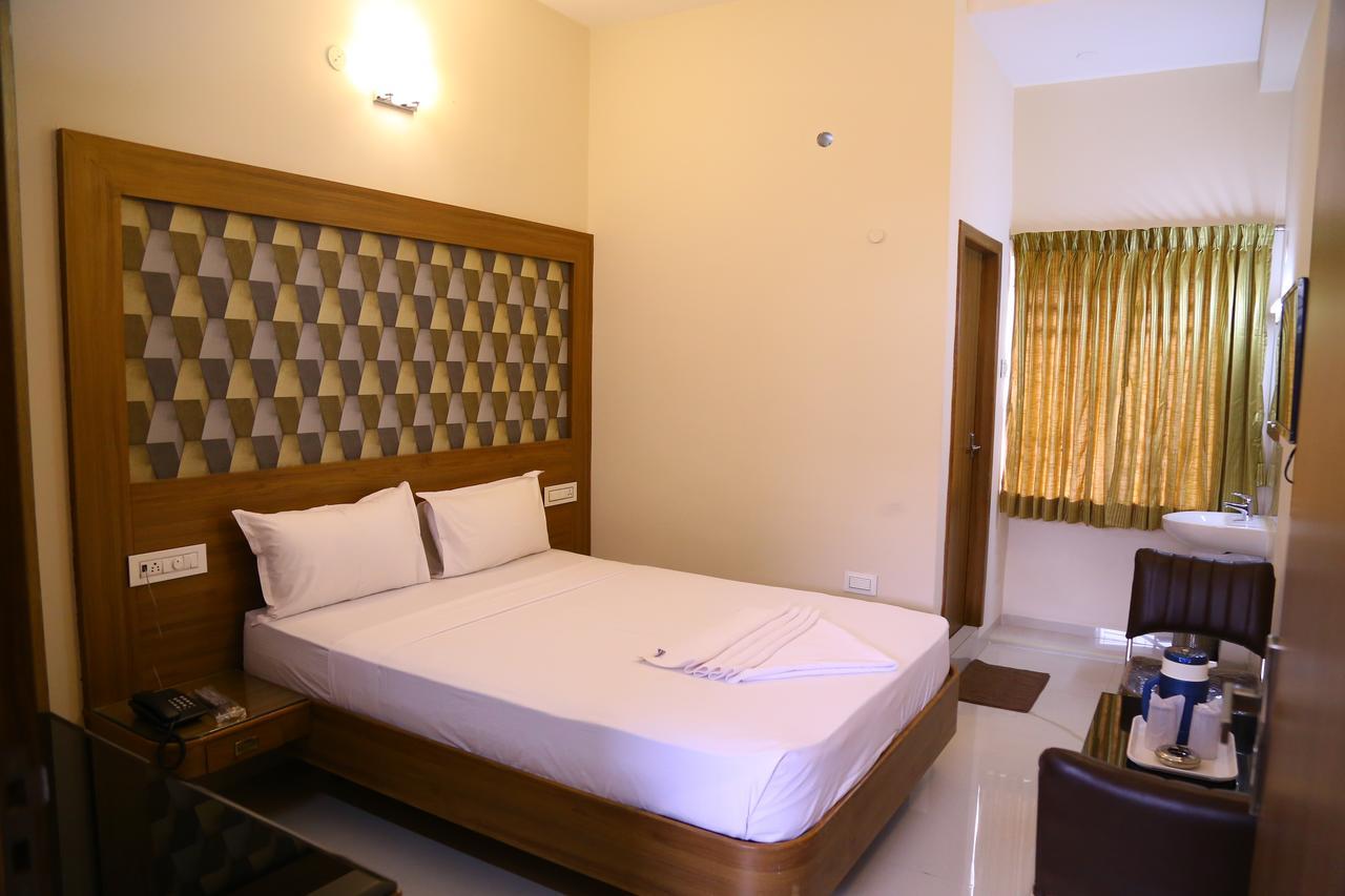 Hotel Gokulgrande Ироду Экстерьер фото