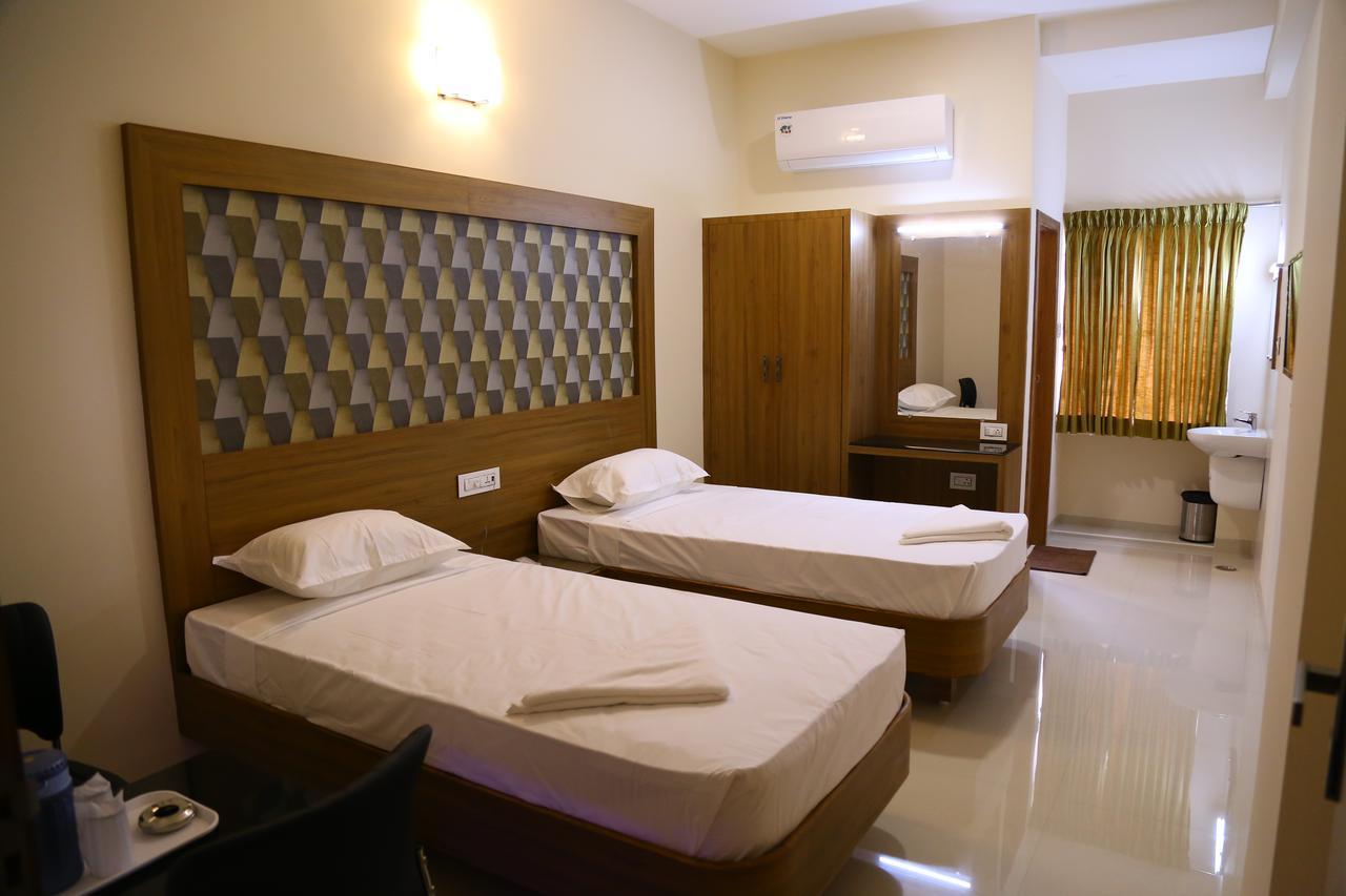 Hotel Gokulgrande Ироду Экстерьер фото